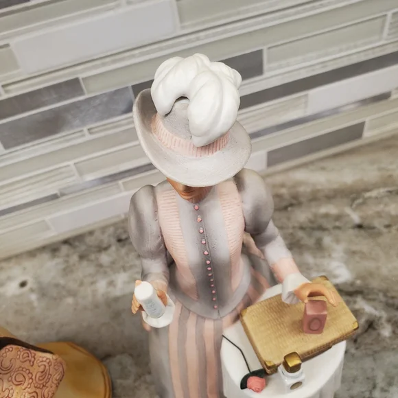 1981 & 1984 Avon Porcelain Women Figurines Avon - Picture 10 of 14